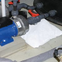 Coussins absorbants blancs hydrocarbures fuites machine déversement