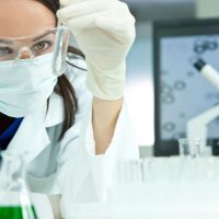 laborantine au travail